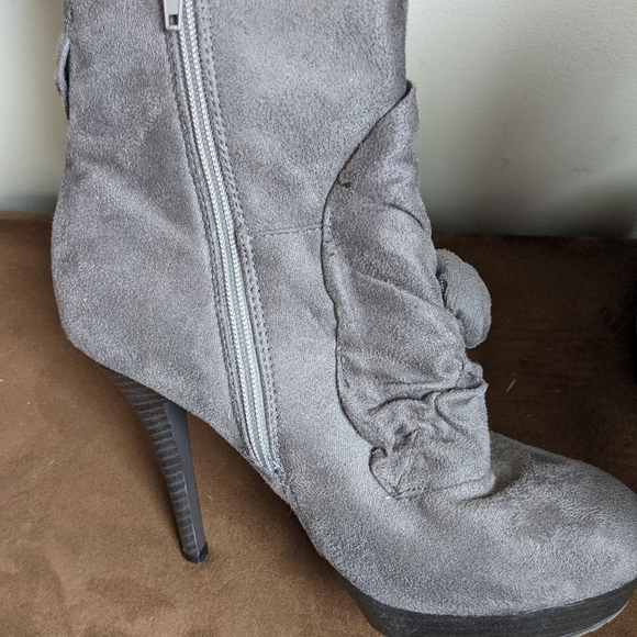 🔥LAST CHANCE - DONATING Sept 4/22🔥 Reign Pump Heel Booties, size 7 - Picture 2 of 6